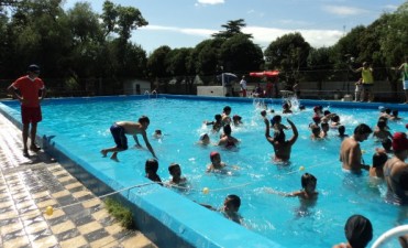La Escuela de Verano realizó la muestra de natación
