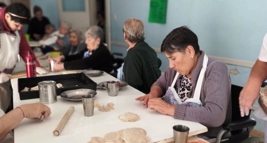 Taller de cocina para residentes del sector crónicos y el Hogar San Miguel 