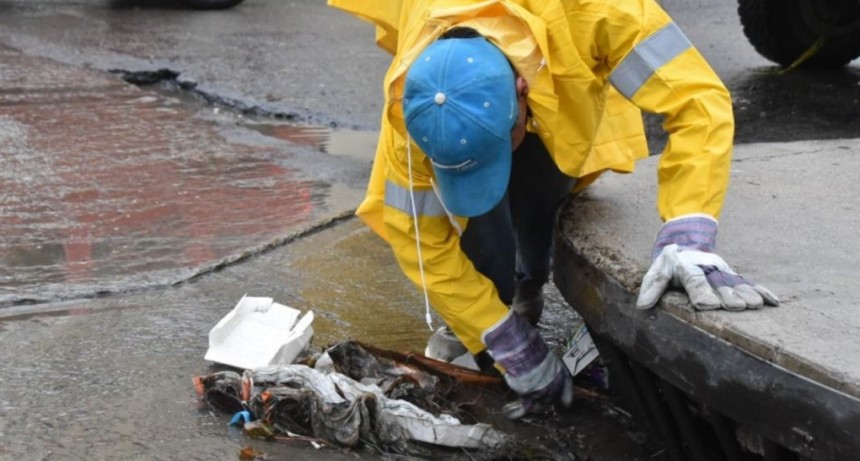 Se pide no dejar sobre la calle pasto, tierra, escombro ni ramas