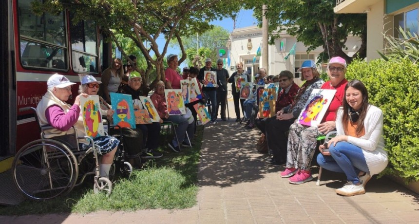 Integrantes del Club de Día expusieron sus pinturas en el palacio municipal