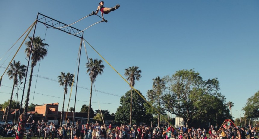  Con un show de trapecio, humor y malabares, la compañía “Circo Entero” animó la celebración de Halloween