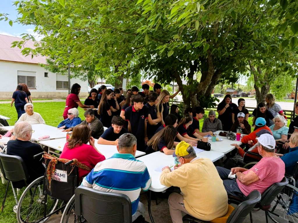 Residentes del Hogar San Miguel y el Geriátrico Celina Girard recibieron a estudiantes de Cristo Rey