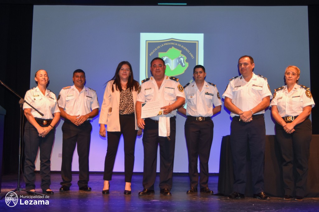 Acto por el día de la policía con distinciones y reconocimientos 