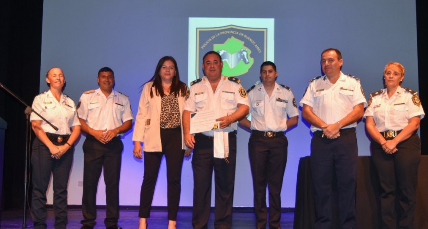 Acto por el día de la policía con distinciones y reconocimientos 